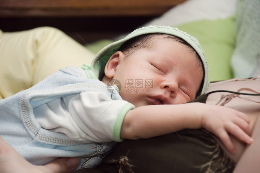 新生儿睡觉婴儿场景柔软度童年男生幸福家庭说谎孩子睡眠蓝色图片
