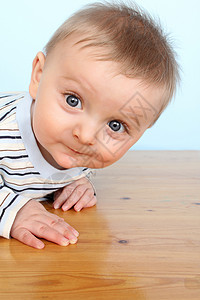 宝宝男孩孩子婴儿男生条纹男性衬衫童年儿子蓝色微笑甜的高清图片素材
