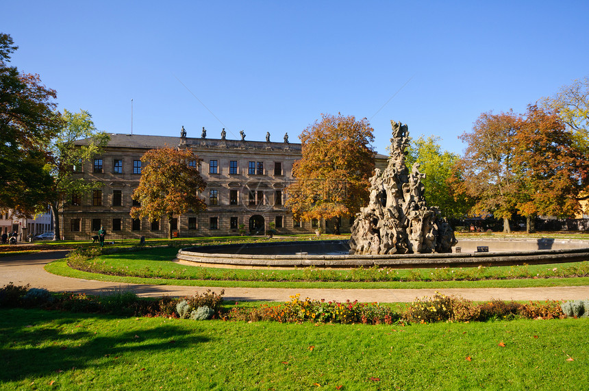 Erlangen 德国秋季树木黄色绿色公园天空红色叶子蓝天城堡花园图片