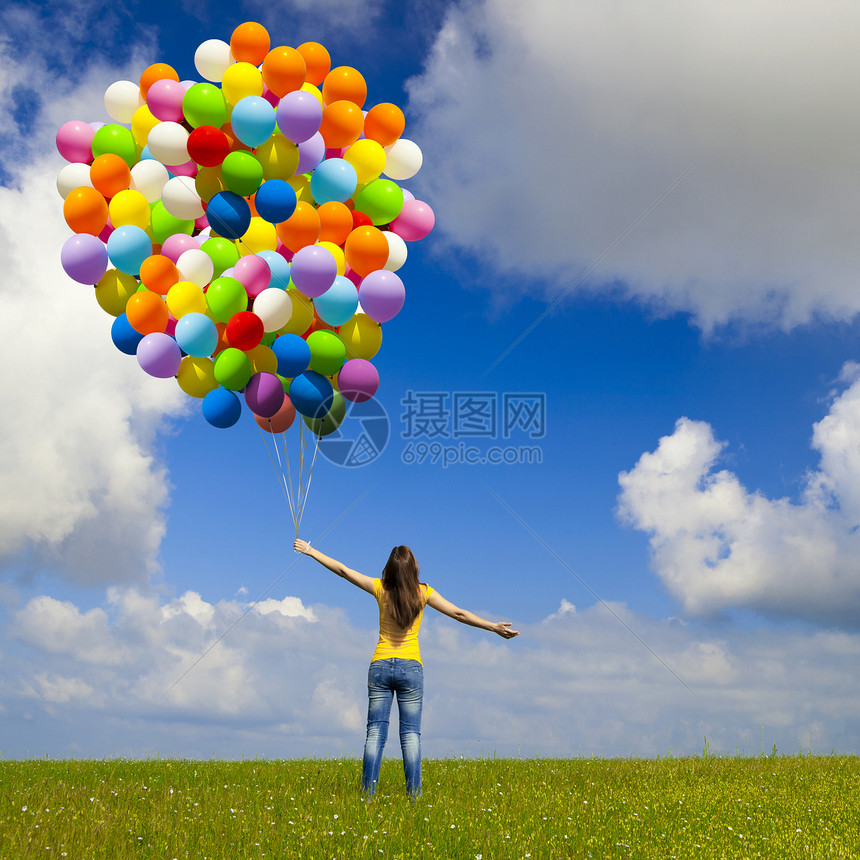 有彩色气球的女孩飞行蓝色成人女性活力乐趣喜悦闲暇自由场地图片