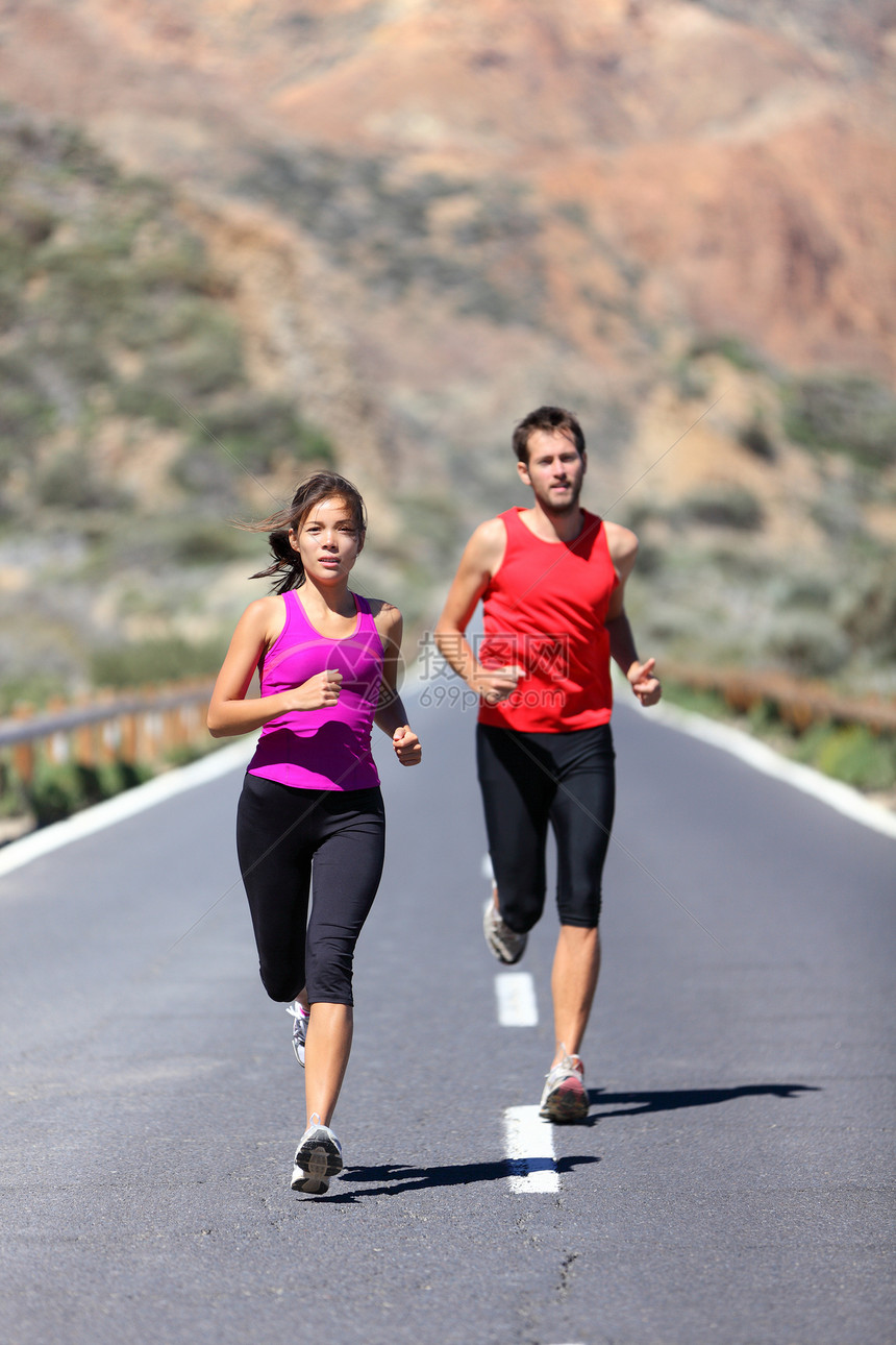 正在结为夫妇赛跑者成年人跑步者女性男性女士竞赛跑步运动夫妻图片