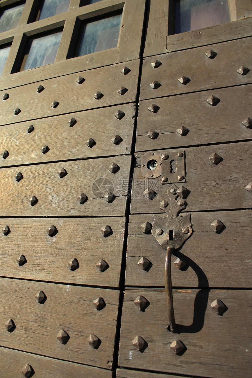 旧旧门装饰品历史仓库堡垒木头螺栓雕刻锁孔框架城堡图片