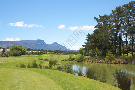 山区高尔夫高尔夫课程风景爬坡天空场地晴天球道池塘发球环境公园房子背景图片