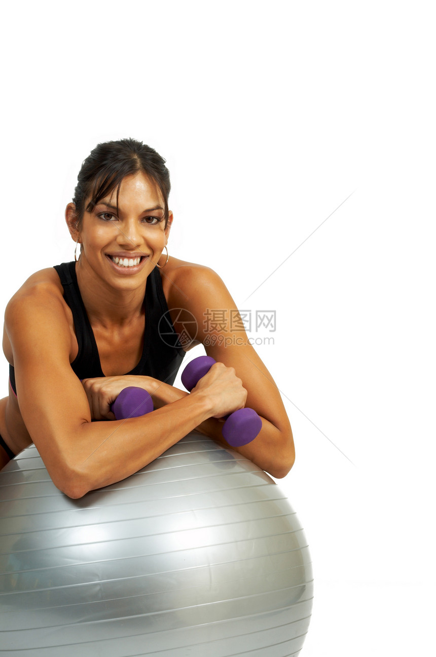 美丽的黑发美女锻炼运动力量衣服活动岛民女性手臂女孩哑铃黑色健身房图片