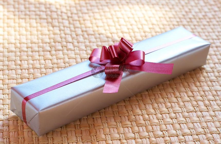 带粉色弓的银质礼品盒图片