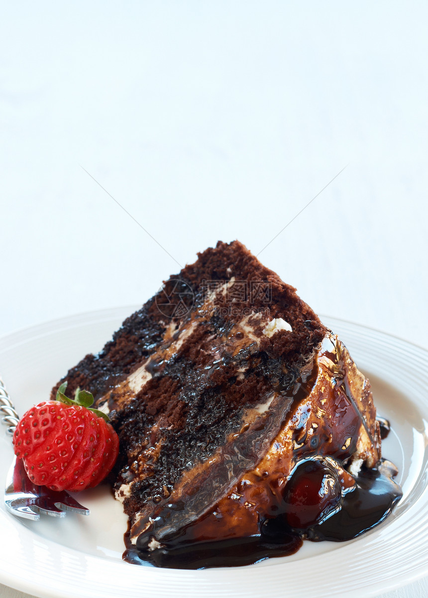 黑森林蛋糕切片巧克力盘子餐厅糕点可可水果黑森林奶油美食派对图片