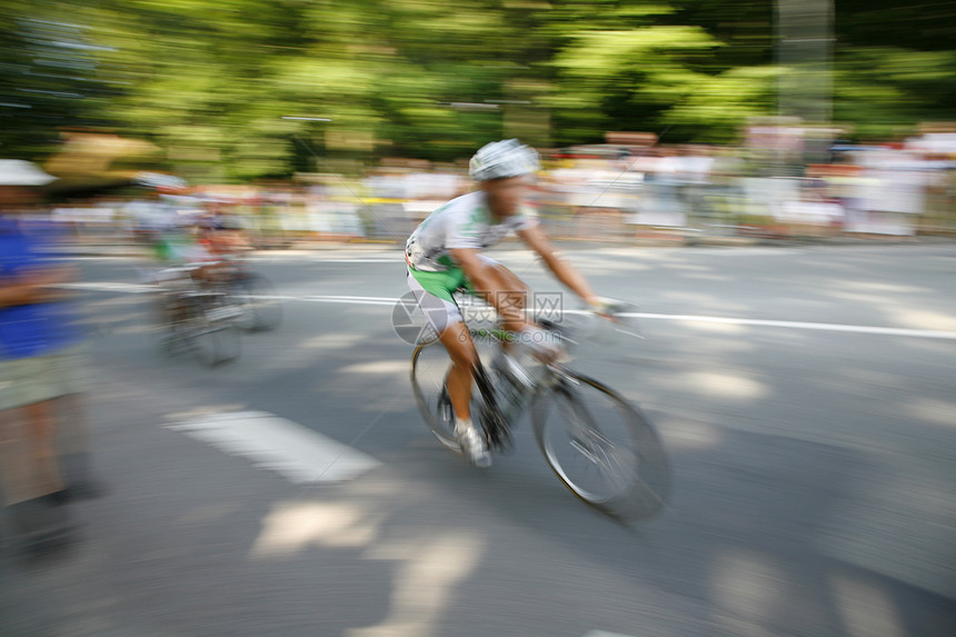 快速骑自行车运动员男性运动力量男人工作团体街道领导者物理戏剧性图片