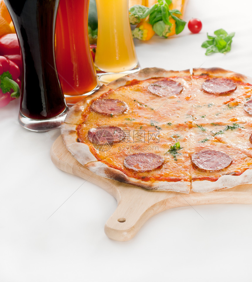 意大利原薄薄壳辣椒皮披萨小吃圆圈啤酒食物餐厅香肠脆皮美食健康绿色图片