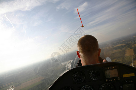 滑翔机飞行员滑雪机试点现实飞行脖子乐趣闲暇座舱空气阳光飞机自由背景
