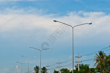 阳光明媚的一天 街灯杆玻璃邮政灯泡公用事业照明路灯城市电压电气街道背景图片
