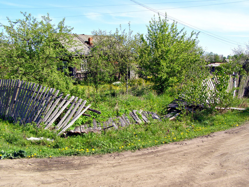 在旧农舍附近倒塌的围栏图片