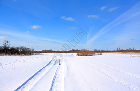 万里路穿过田野的冬季道路背景