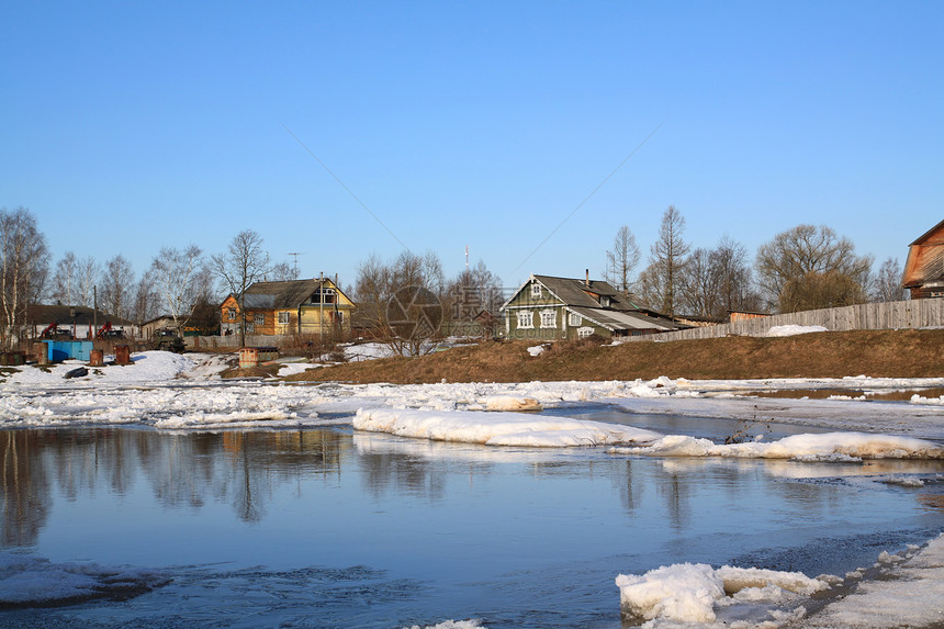 河上冰雪的驱动力城市寒意乡村风景寒冷海岸太阳天气季节房子图片