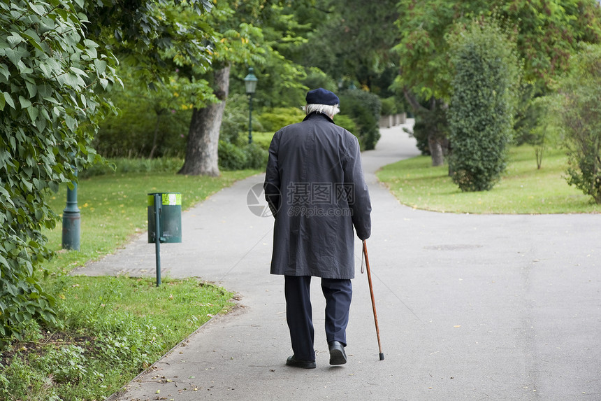 老人在公园散步图片