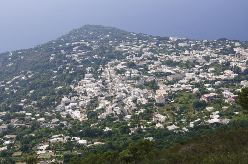 意大利蒙特索拉罗的Capri视图都市房子蓝天船舶码头度假村房屋渔船晴天风景图片