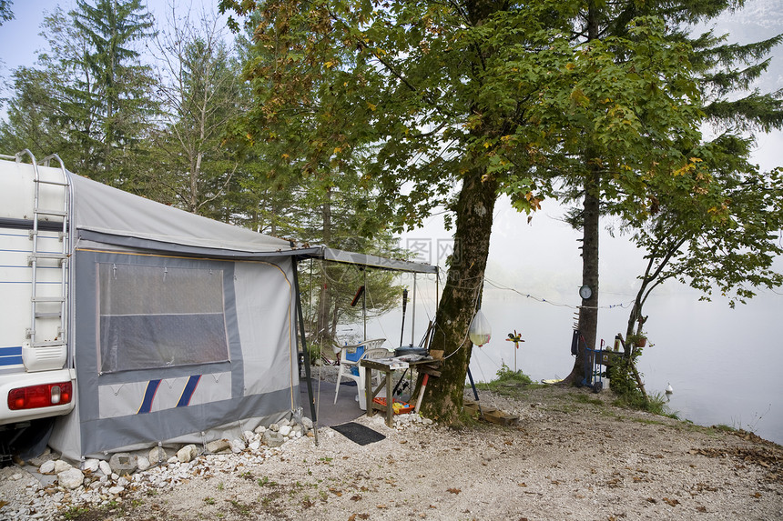 Bohinj湖露营闲暇发动机假期天气旅游机动性水平风景自由营地图片