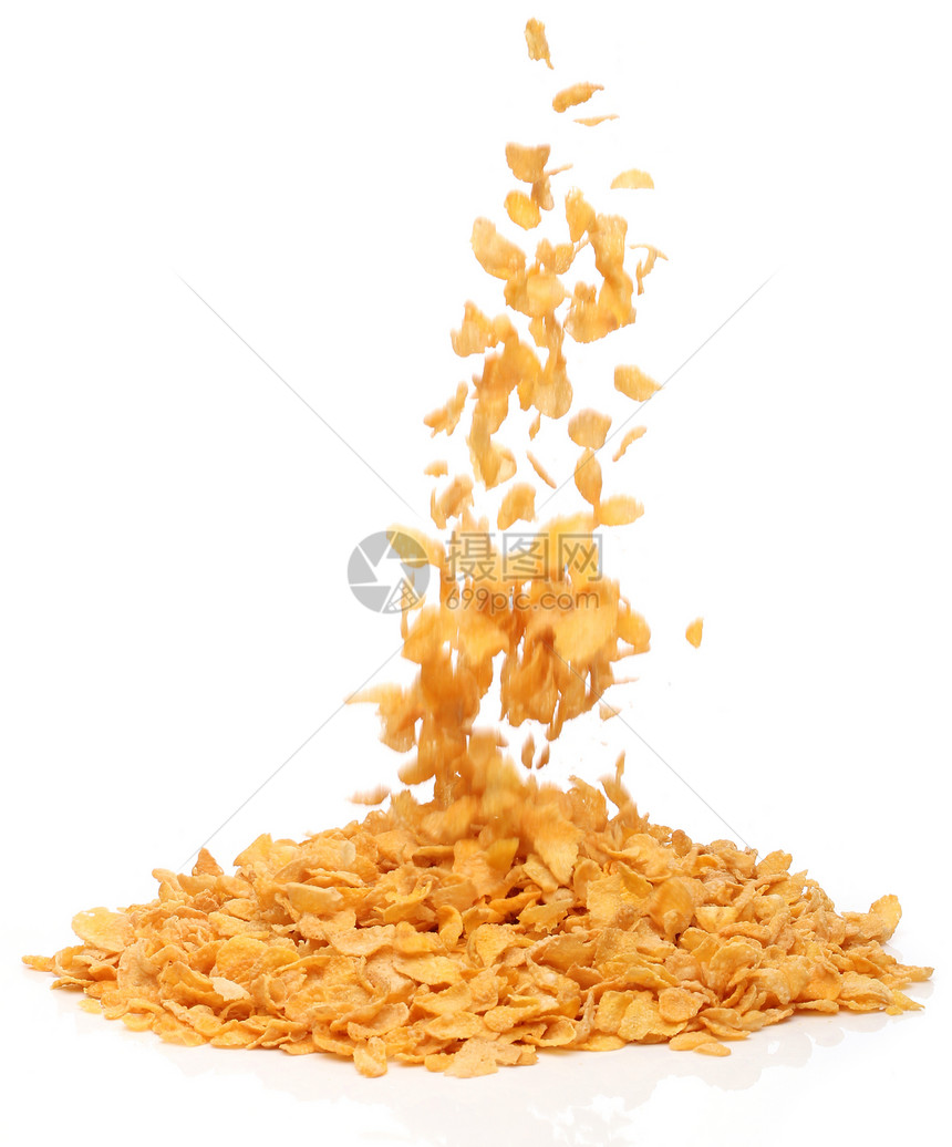 玉米片掉进堆积的白色背景上图片