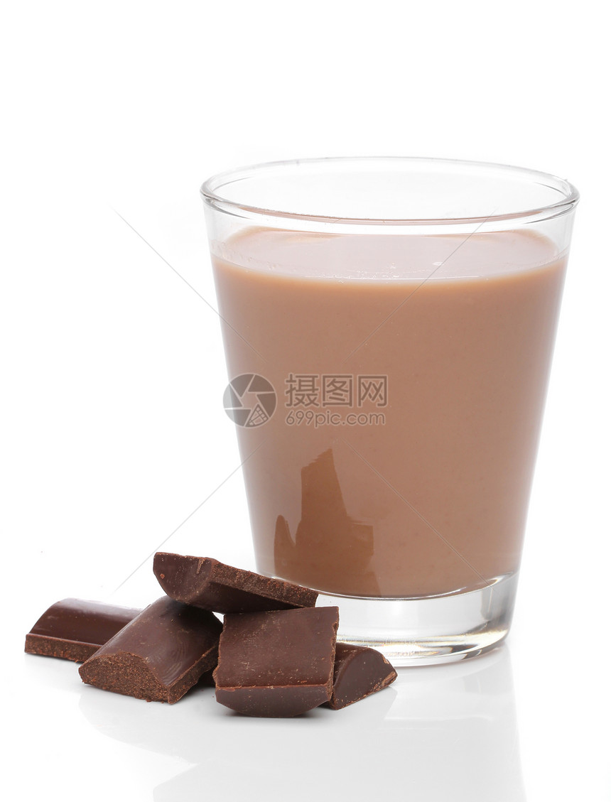 一杯巧克力牛奶和破碎的巧克力条图片