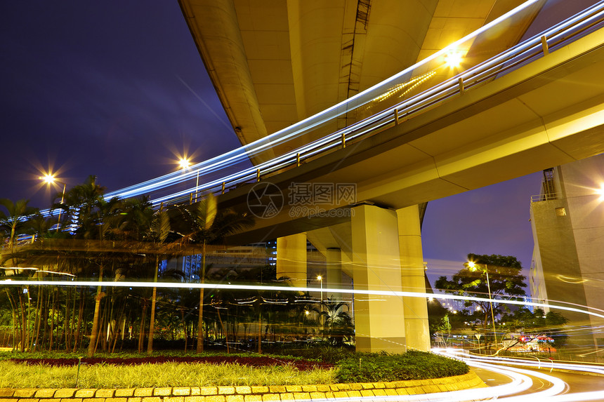 夜间高速公路汽车交通辉光建筑戏剧性市中心建筑学商业摩天大楼速度图片