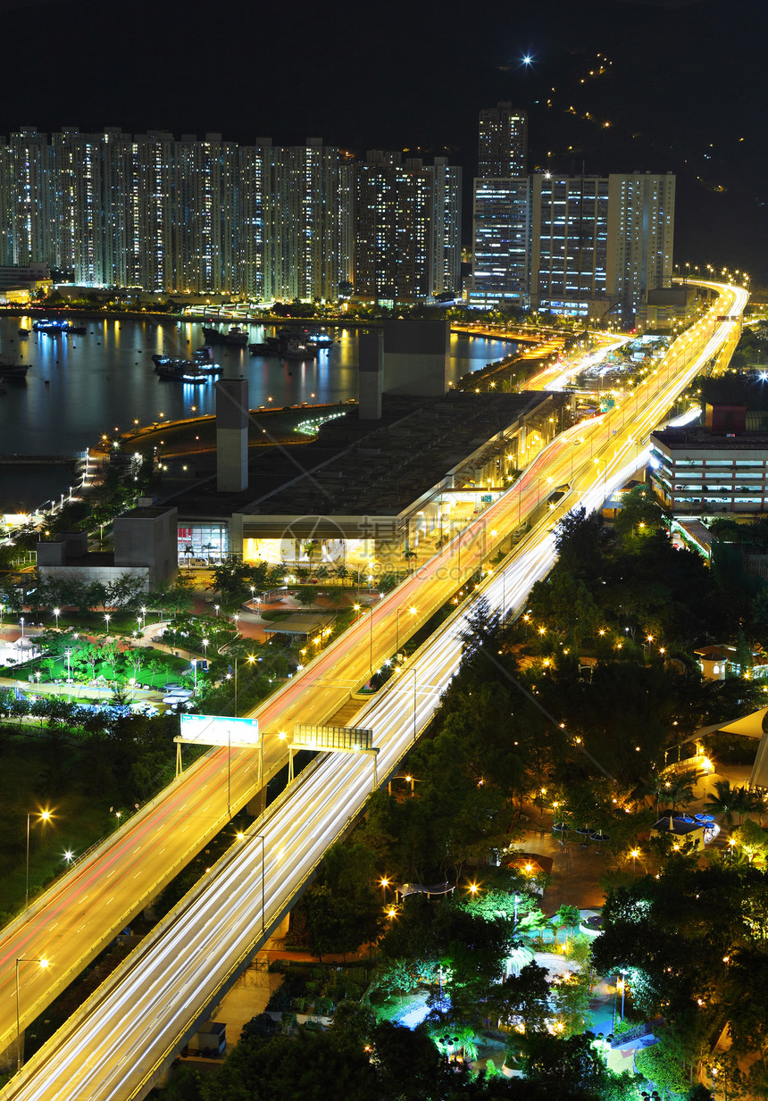 在现代城市的夜间高速公路车辆路口运输立交桥曲线交通车道射线土地场景图片