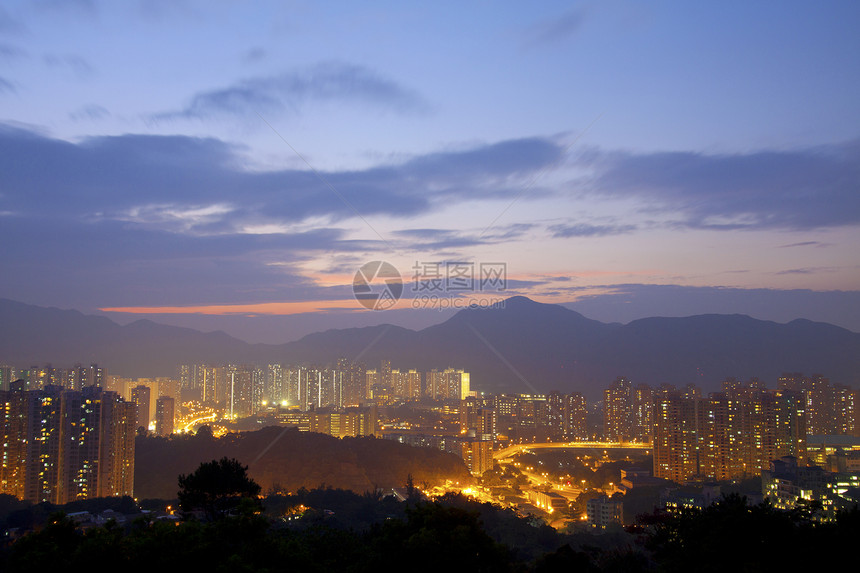 日落时在香港市中心住宅住房多层街道景观交通爬坡抵押基础设施天际图片