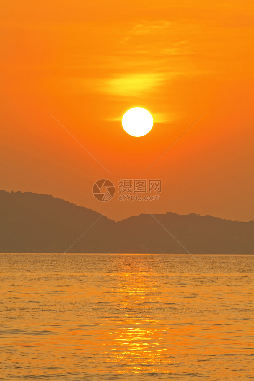 日落在海洋上晴天假期天气海岸场景阳光反射太阳橙子天空图片