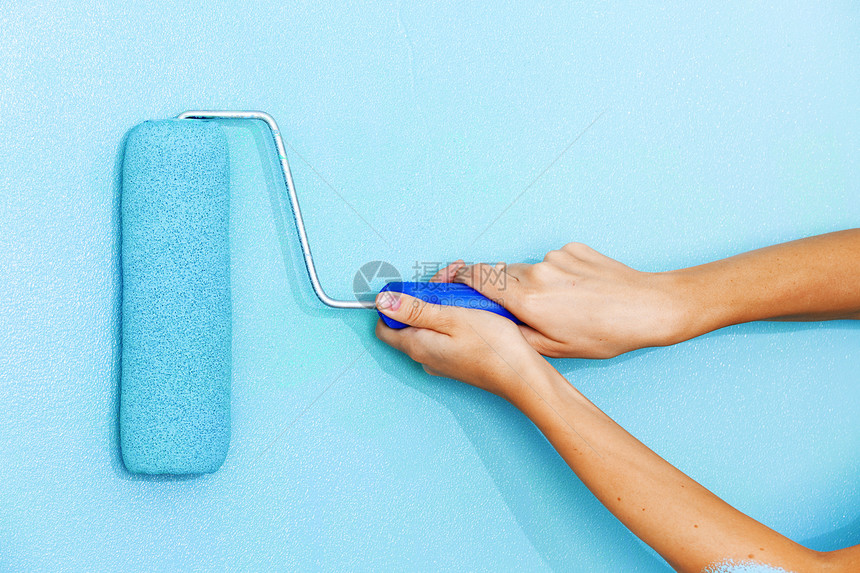 妇女在墙上涂油漆设计师生活女士屏幕蓝色男人别针房间画家工具图片