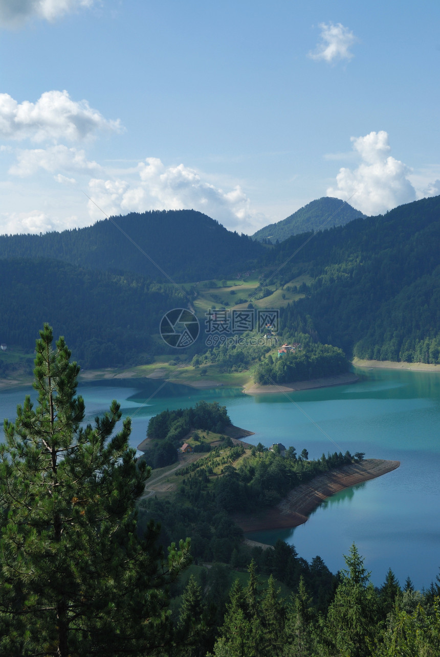 湖边的村庄地区蓝色森林阳光天空绿色钓鱼旅游乡村假期图片