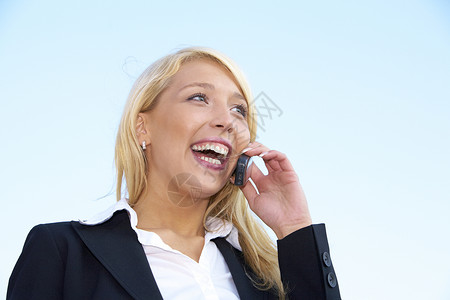 女商务人士在电话中笑背景图片