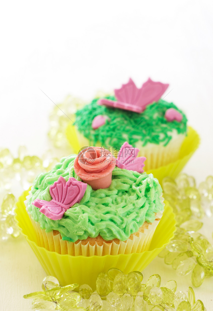配有各种装饰的香草蛋糕蝴蝶美食美味叶子派对玫瑰庆典紫色奶油食物图片