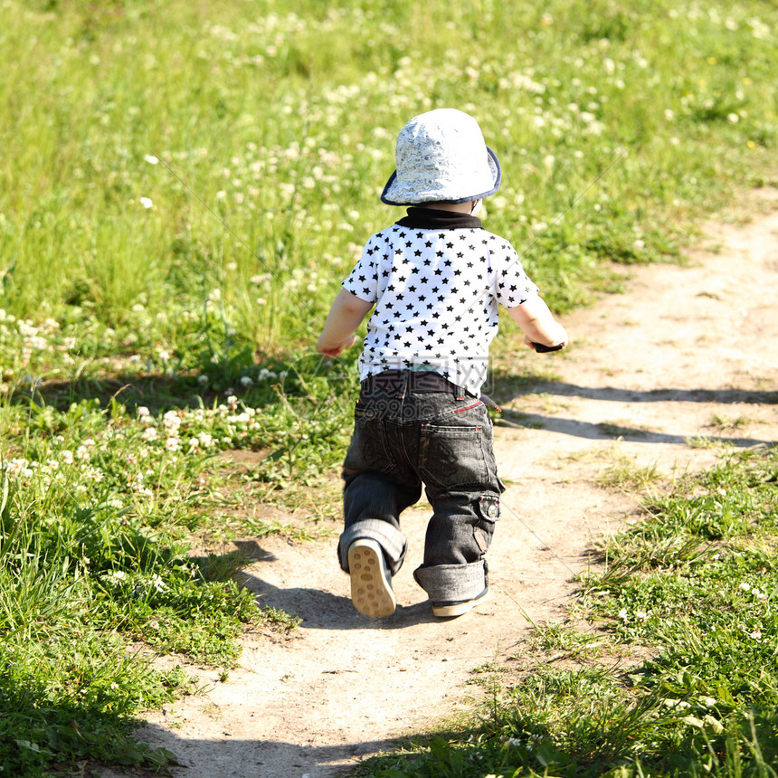 青草中的男孩衬衫幸福天空童年蓝色植物乐趣喜悦场地孩子图片
