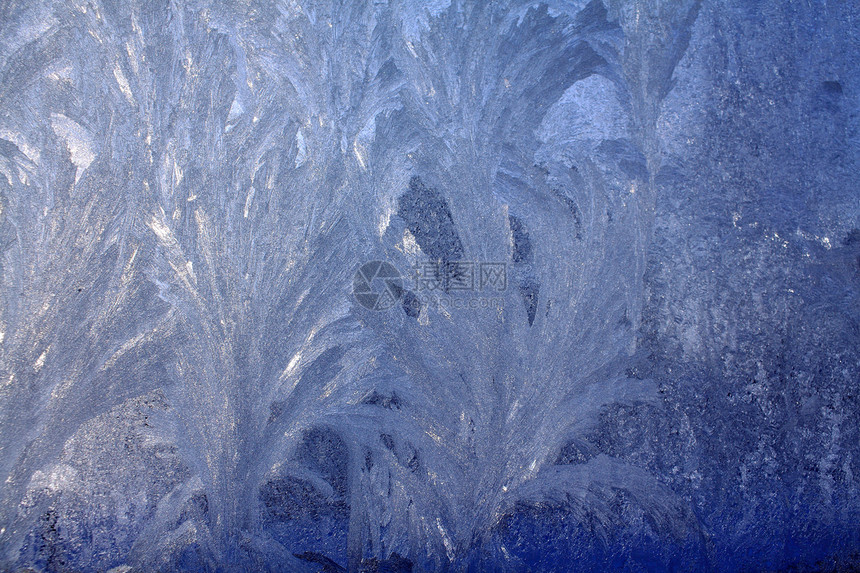 窗口上的冰冻结结晶玻璃季节性日落季节日出寒冷水晶雪花图片