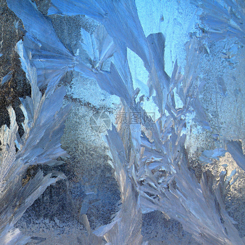 窗口上的冰水晶季节日出雪花气候玻璃冻结寒冷棕色结晶图片