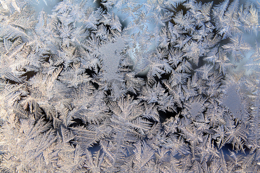 窗口上的冰雪花玻璃雾凇季节棕色水晶冻结气候寒冷日落图片