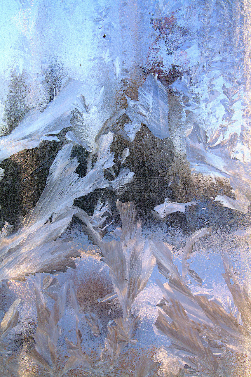 窗口上的冰窗户雾凇气候棕色水晶日出磨砂结晶冻结蓝色图片