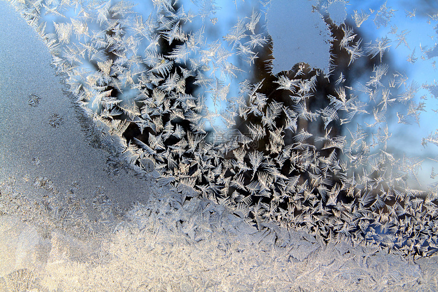 窗口上的冰季节性棕色日出蓝色寒冷气候日落雪花雾凇冻结图片