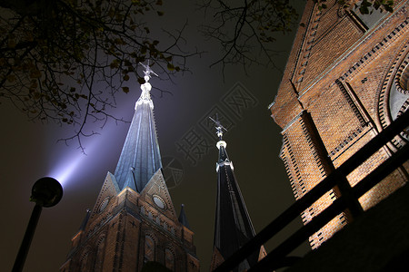 教堂和双塔 在夜间背景图片