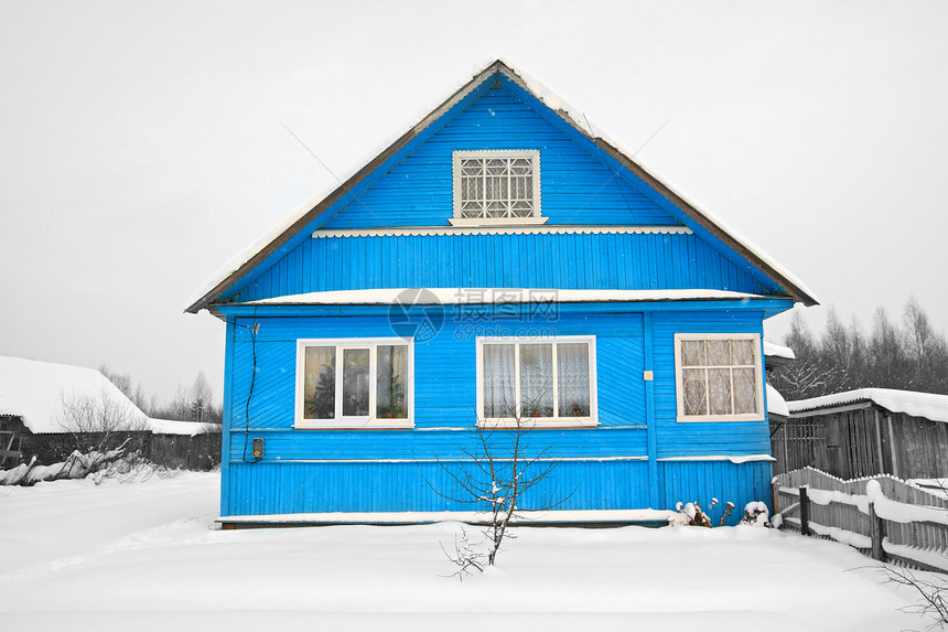 白雪中的蓝色房子图片