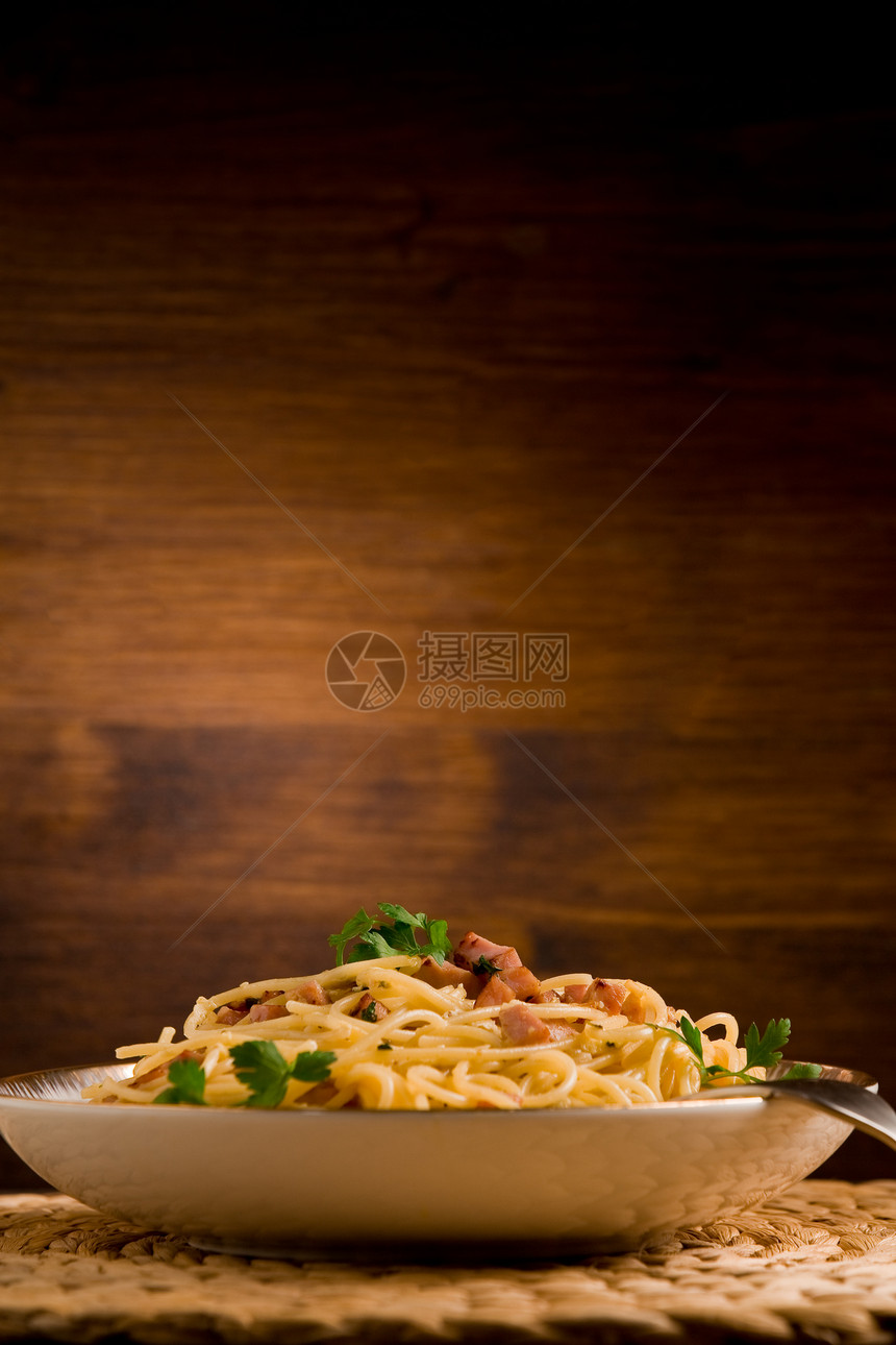 帕斯塔阿拉斯加库马拉火腿熏肉美食面条刀具桌子勺子擀面杖美味图片