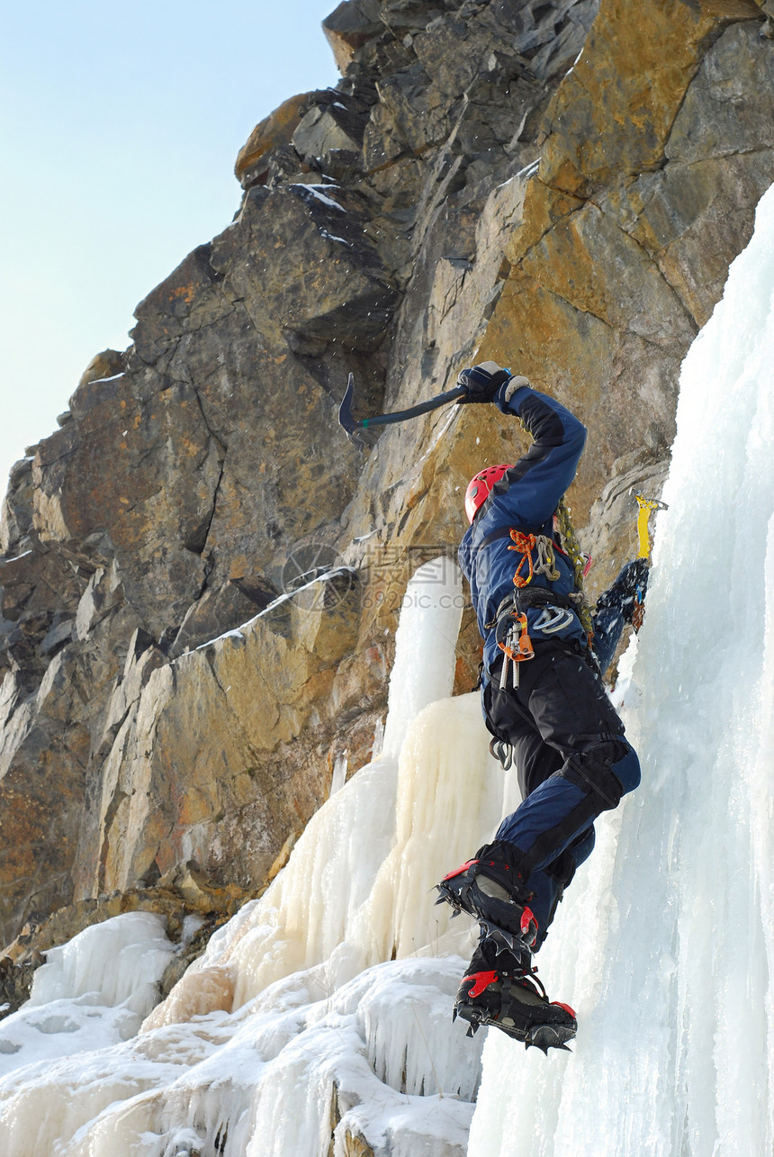 年轻人 攀登冰河是一条有吸引力的路线首脑远足者远足工具锤子天气冰爪登山者登山男人图片
