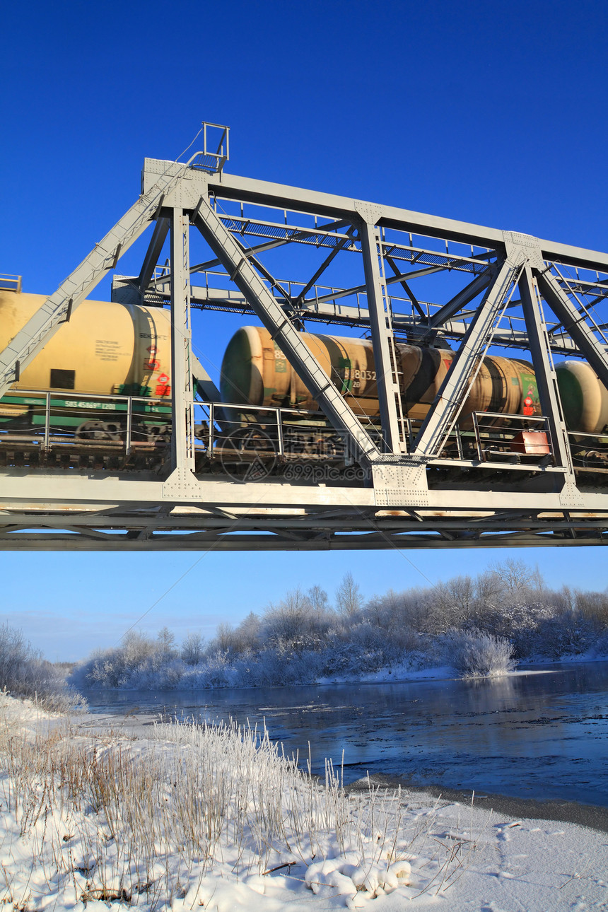 穿越小河的铁路桥机车碎石旅行天空螺栓领带速度火车过境小路图片