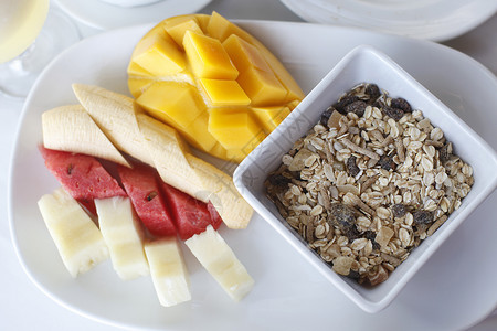 危机四伏健康早餐 配有麦面食肉和各种新鲜软质食品木瓜香蕉水果玉米甜点西瓜食物谷物面包盘子背景