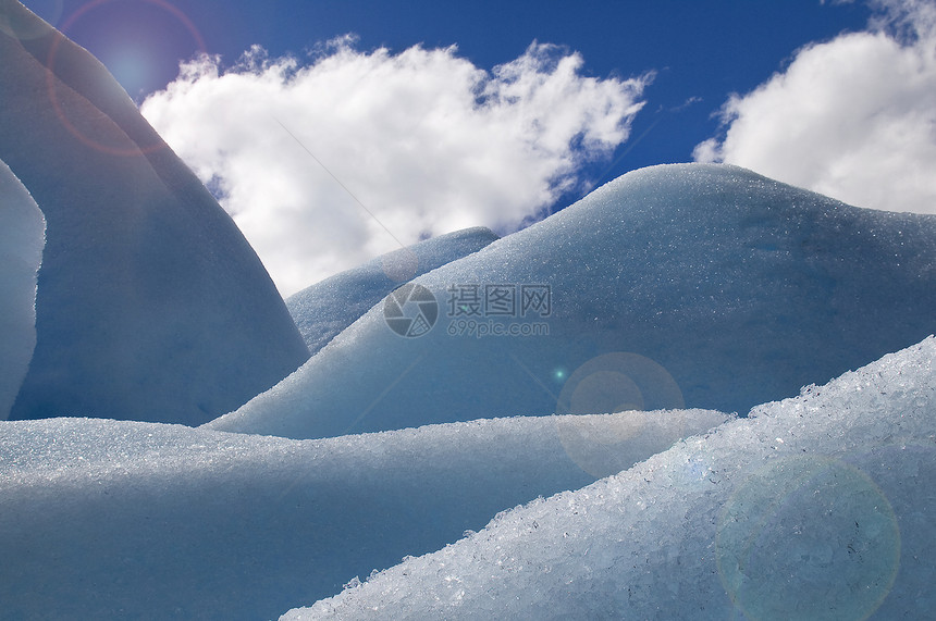 蓝冰天空冰山蓝色冰柱图片