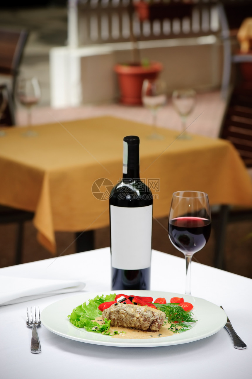 白桌布上装有白桌布的白餐巾和葡萄酒图片