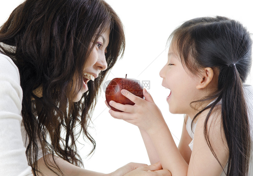 健康饮食水果孩子快乐父母家庭母亲童年享受女孩头发图片
