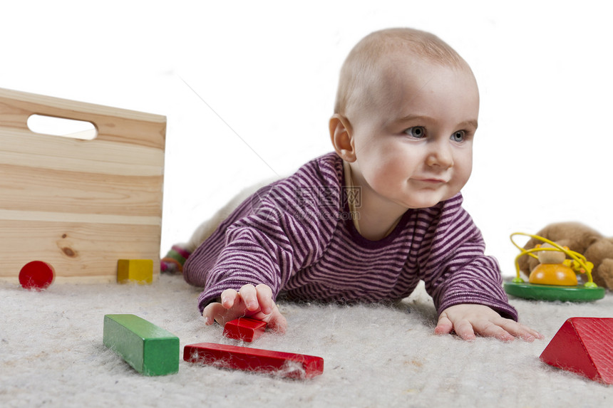 婴儿在地板上玩图片