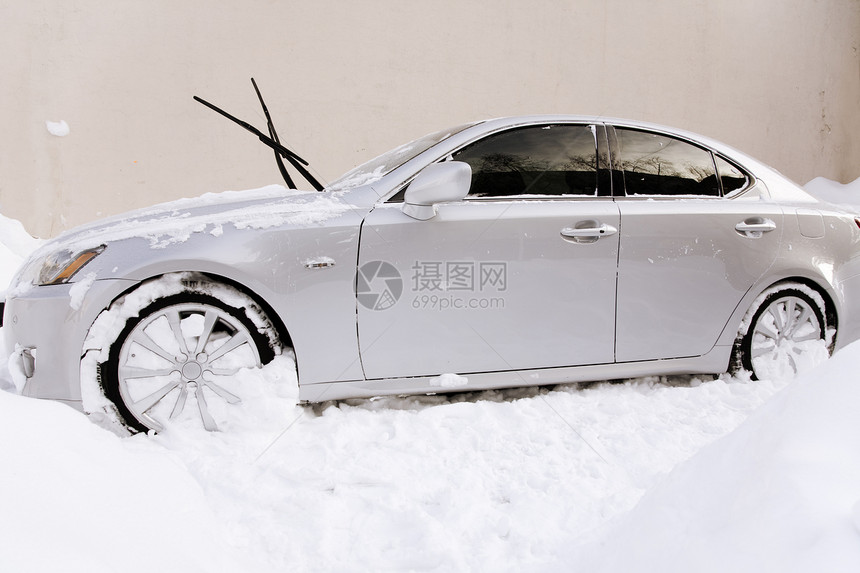 下雪后暴风雪降雪概念白色汽车自然灾害黑色街道车辆雾凇图片