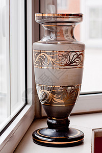 古金棕色花瓶窗台窗户白色背景图片