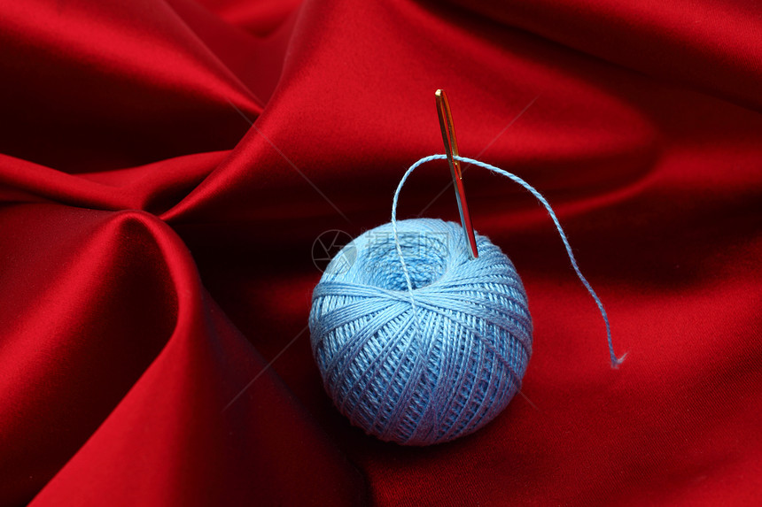 红色丝绸上的线爱好布料缝纫纺织品投标海浪针线活白色维修细绳图片