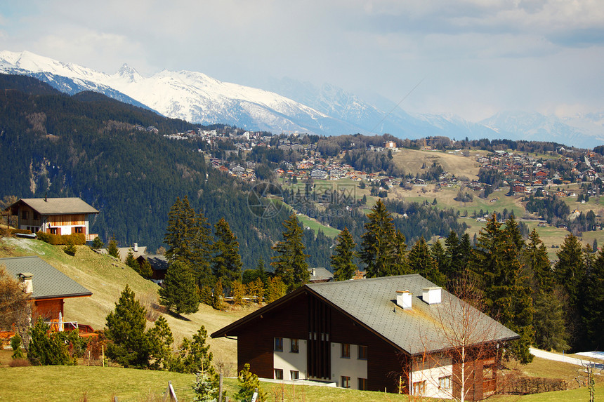 山中的白高山木头蓝色假期房子远足小屋太阳天空空气图片